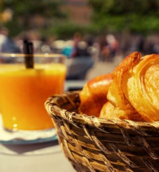 Brunch er en populær madoplevelse, der forener det bedste fra morgenmad og frokost
